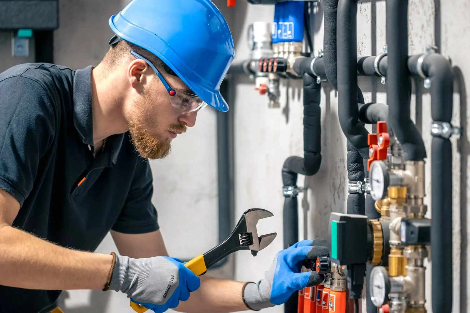 Technicien de l’équipe Belkhir Dépannage en intervention sur une installation de chauffage